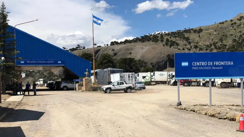 Una joven pareja cruzó la frontera en una situación de irregularidad. Más de medio siglo después, la hija mayor pudo reparar aquella situación. Foto: archivo.