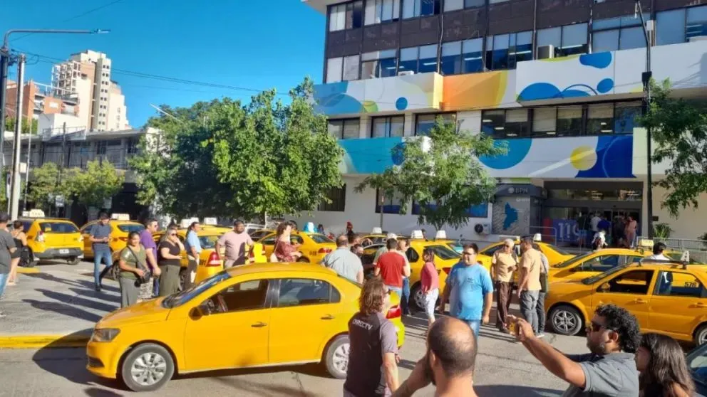Para los representantes de los taxistas, las plataformas son una "competencia desleal" y advierten que irán al corte de rutas. Foto: archivo.