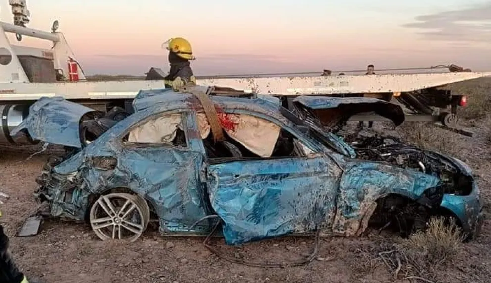 El BMW iba a más de 200 km/h cuando el reventón de un neumático provocó el vuelco. El acompañante, Edgar David Bartes, de 53 años, falleció en el acto.