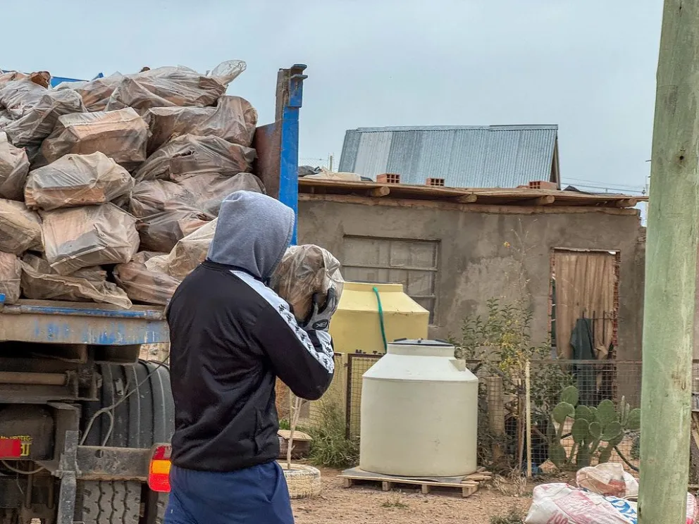 El Plan Calor distribuye leña entre las familias más vulnerables, que no cuentan con red de gas natural ni otra forma de calefaccionarse. Foto: gentileza Municipalidad de Cipolletti.