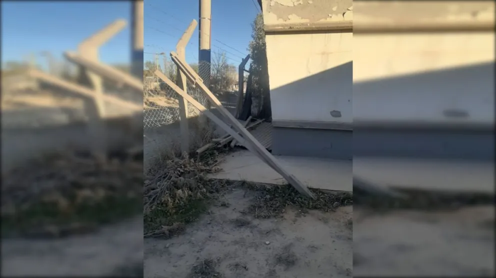 La zona abandonada por donde habrían ingresado los delincuentes. (Foto ATE)
