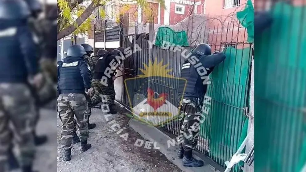 Tras el allanamiento en el domicilio, la justicia dispuso la prisión preventiva domicliaria por cuatro meses, con vigilancia policial. Foto: Policía de Neuquén.