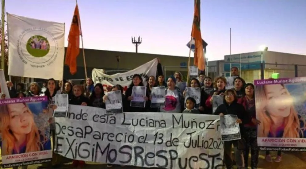 Esta tarde habrá una nueva convocatoria en el colegio donde estudiaba Luciana. Sus familiares y amigas siguen esperando respuestas. Foto: archivo.