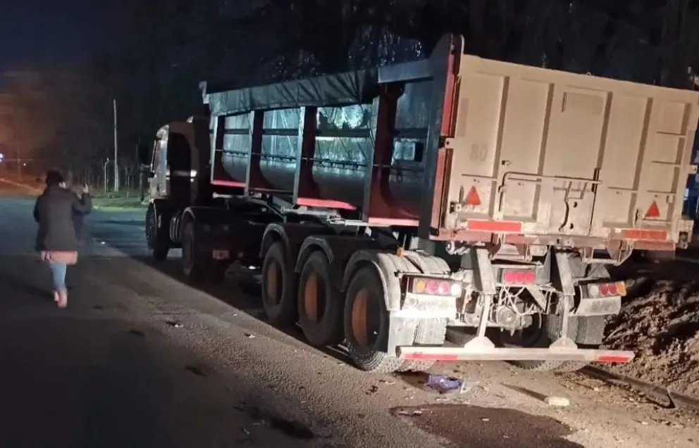 El camión contra el cual chocó el motociclista.