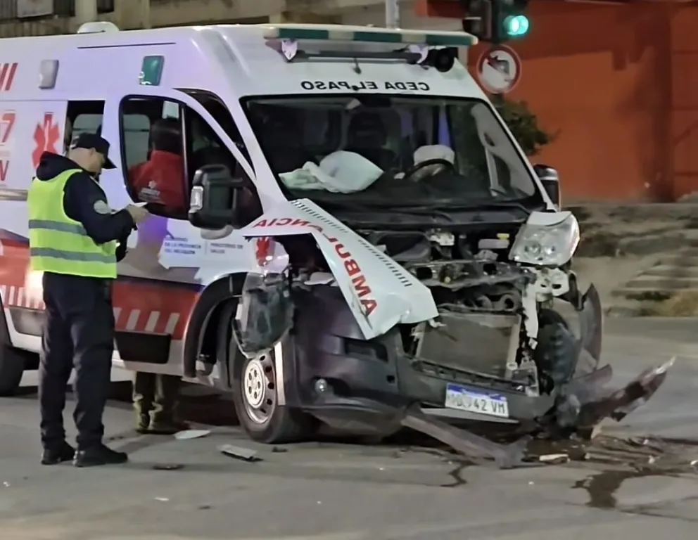 El accidente entre la ambulancia y el colectivo fue esta mañana en Neuquén. | Foto gentileza Rigo Castaño 