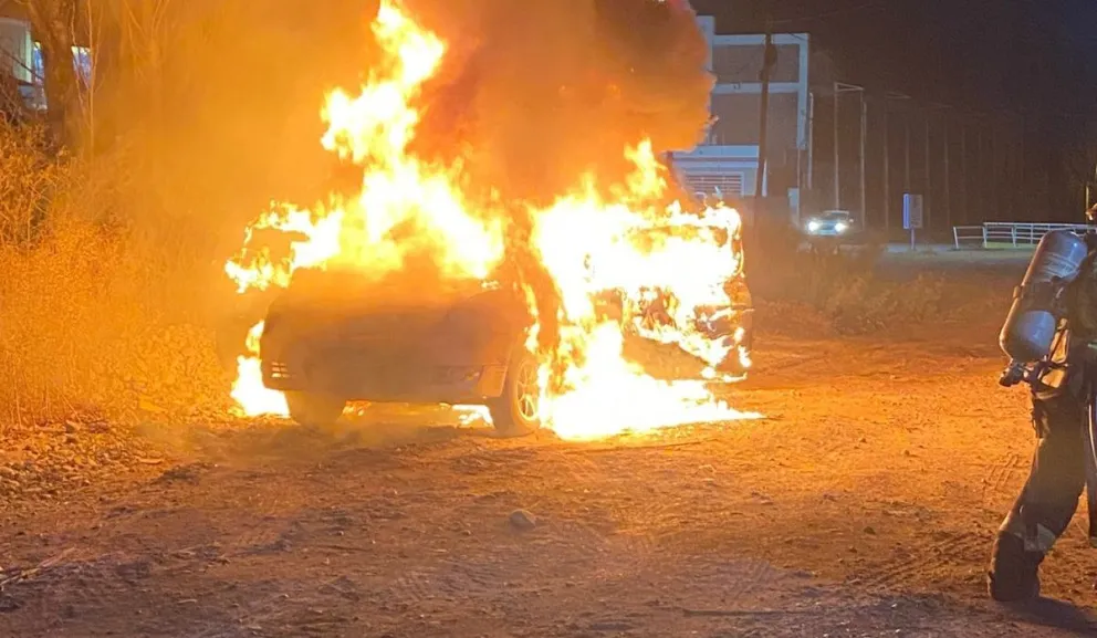 El conductor del vehículo se dio cuenta de que salían llamas del capot; alcanzó a bajarse ileso y llamó a los bomberos. Foto: gentileza Centenario Digital.