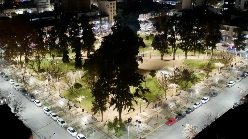 El nuevo alumbrado Led de la Plaza San Martín. Foto: prensa Provincia de Río Negro.