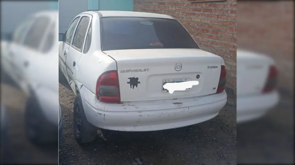 El Corsa blanco fue secuestrado durante un allanamiento en Costa Norte. Foto: Policía Río Negro.