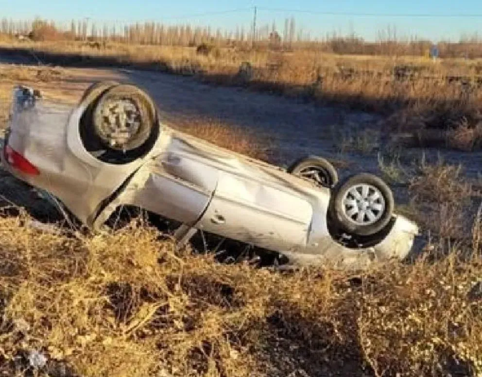 A pesar de la espectacularidad del vuelco, el conductor pudo salir ileso del vehículo. Foto: gentileza.