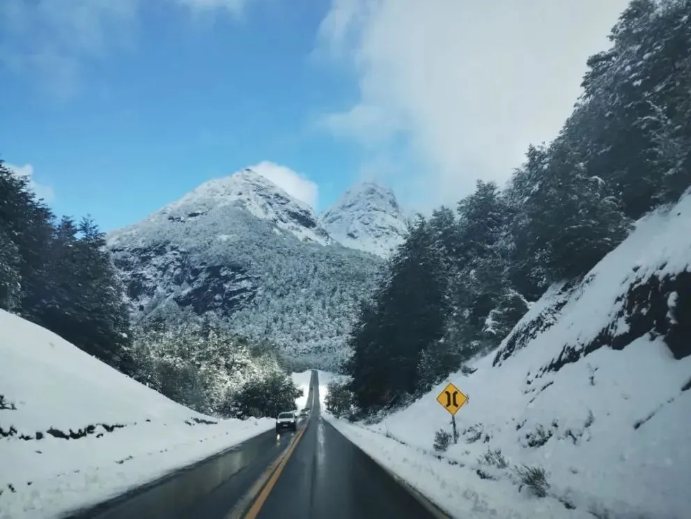 La ruta a la cordillera cubierta de nieve, una postal clásica del invierno en la Patagonia. Desde esta semana, ANR lanza su nuevo suplemento turístico para acompañar la temporada. Foto (ANR)