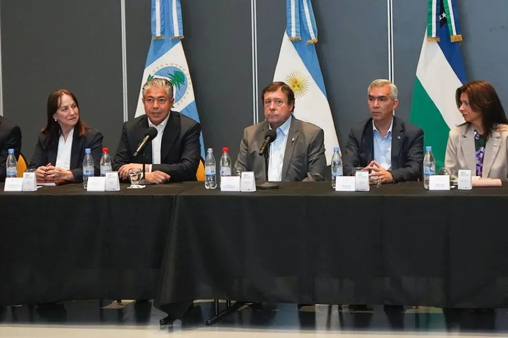 Neuquén y Río Negro iniciaron un encuentro centrado en la defensa de los recursos naturales. | Foto gentileza Secretaría de Prensa y Comunicación Neuquén.