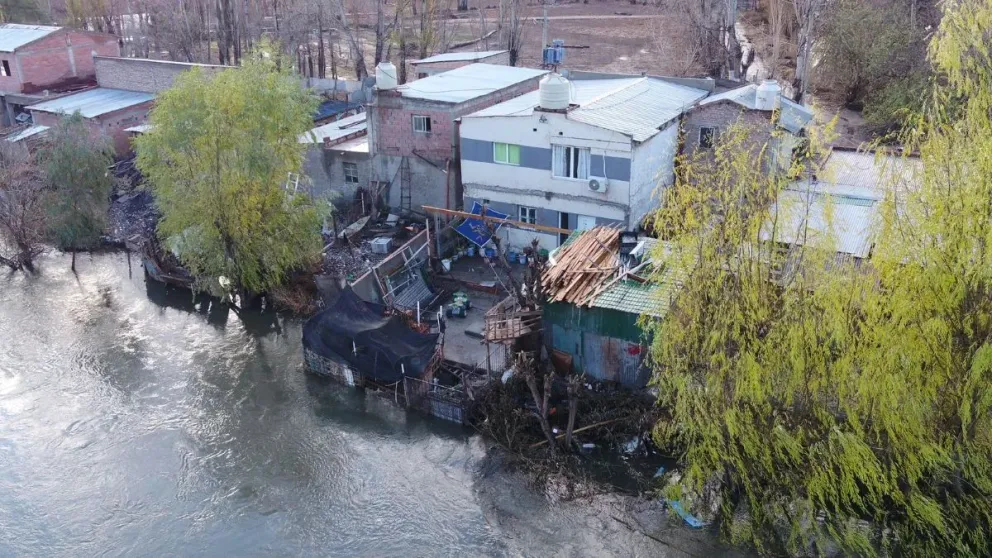 Protección Civil ya inició las recorridas por los barrios y asentamientos ribereños. Recomiendan retirar depósitos y corrales más cercanos al curso de agua. Foto: archivo.