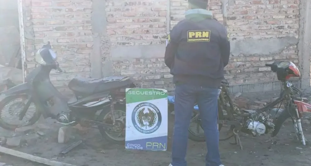 Las dos motos fueron recuperadas durante un allanamiento que se realizó en el barrio Michi Michi. Foto: Policía Río Negro.