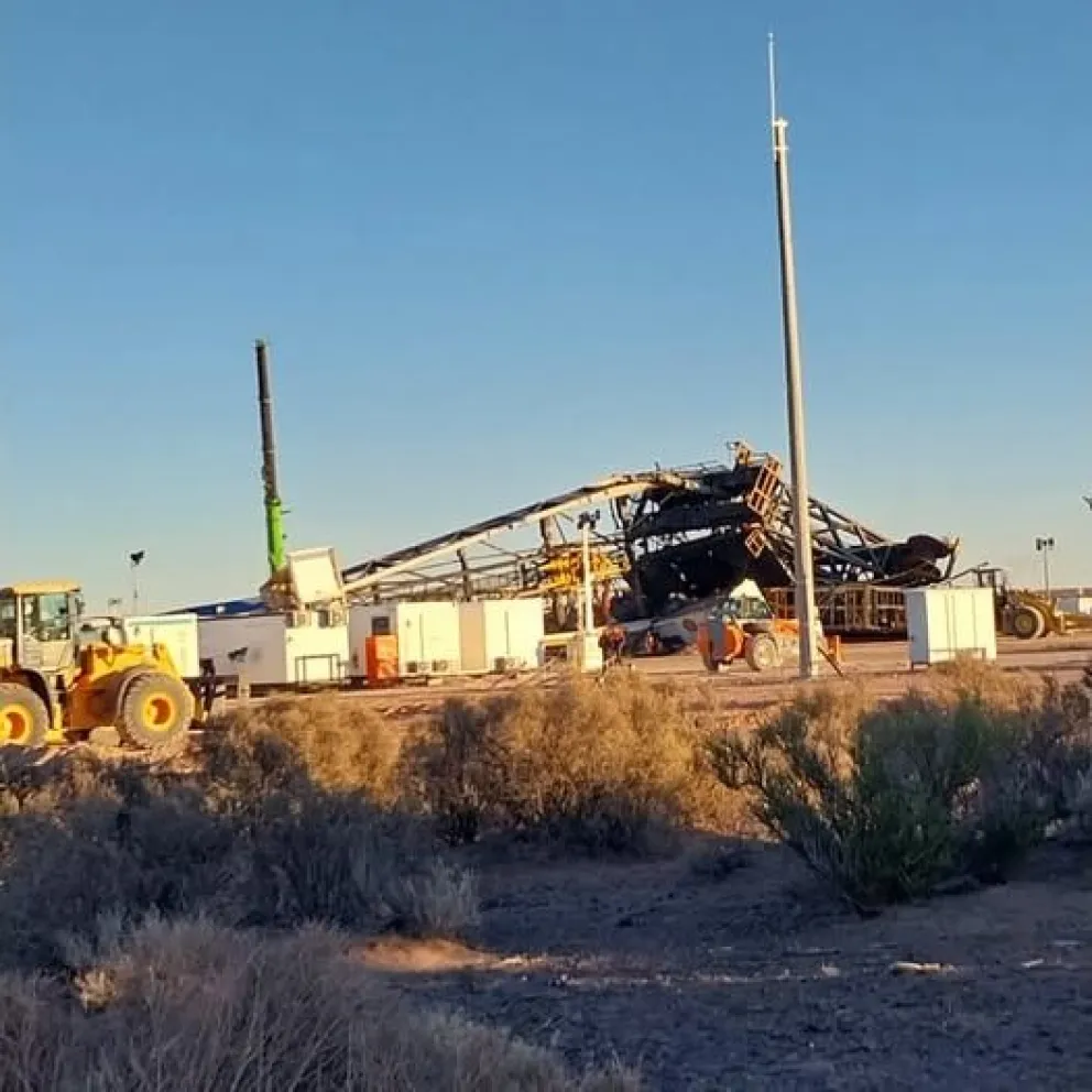 Se cayó una torre de Shell en Sierras Blancas: no hubo heridos. | Foto  Vaca Muerta News
