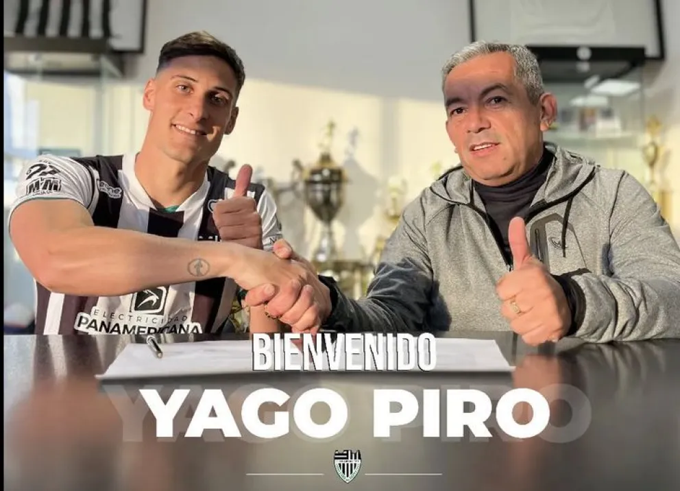 Piro y el presidente de la subcomisión de Fútbol, Marcelo Bastías. El defensor se suma al proyecto del DT, el Chango Cravero. Foto: Club Cipolletti.