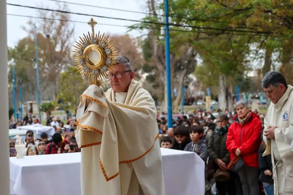 El obispo Alejandro Benna, durante la celebración de Corpus Christi en Roca. Fue su última misa como titular del obispado del Alto Valle, antes de asumir su nueva misión pastoral en Morón. Foto (Tania Domenicucci-ANR).
