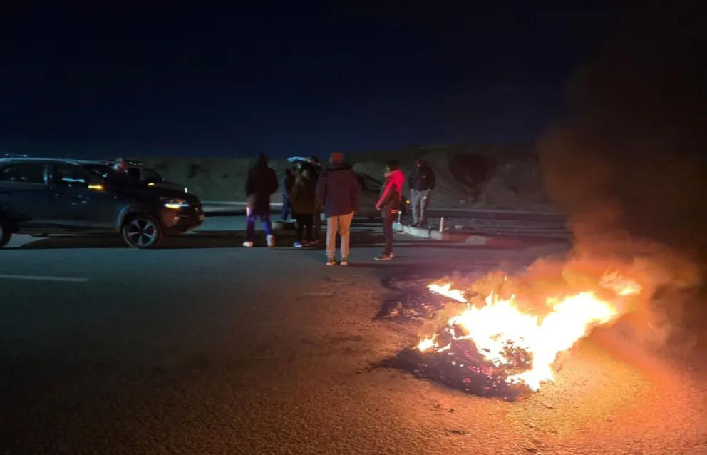 El corte interrumpió totalmente el tránsito de vehículos particulares en ambas manos de la calle Casimiro Gómez. | Foto archivo de Noticias7