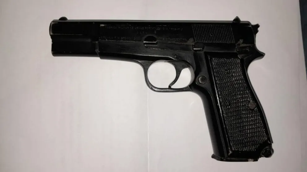 Era una réplica de 9mm que utilizaron para asustar a la víctima. (Foto Policía de Río Negro)