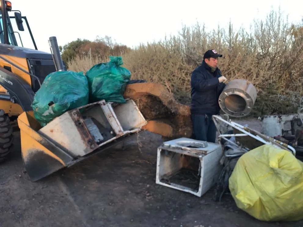 El programa permite sacar residuos de grandes dimensiones para liberar los patios y las viviendas. Foto: municipalidad de Cipolletti.