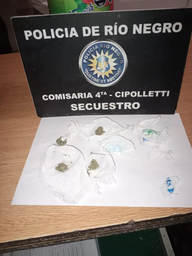 Se trataba de marihuana y pastillas azules que no se indicó qué eran específicamente. (Foto Policía de Río Negro)