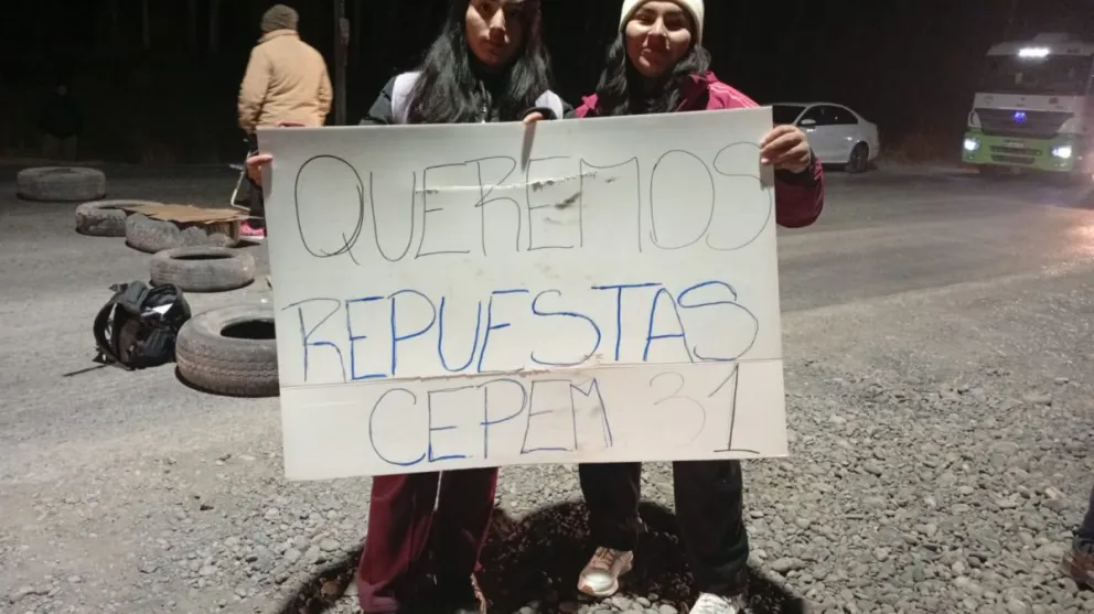  Los estudiantes del CPEM 31 llevan adelante un corte sobre Ruta 7 y Picada 5 en San Patricio del Chañar. | Foto gentileza Edgardo Pino Canal 10