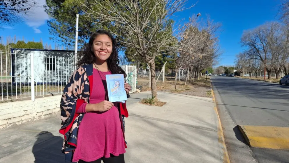 La escritora Roxana Zeballos presentó Cicatrices, una obra construida a partir de una convocatoria literaria lanzada desde el municipio. | Foto Cipo360
