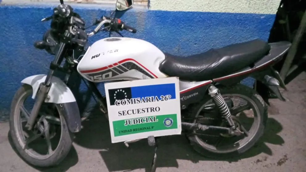 La moto quedó secuestrada en dependencias de la comisaría; el menor, fue entregado a sus padres. Foto: Policía de Río Negro.