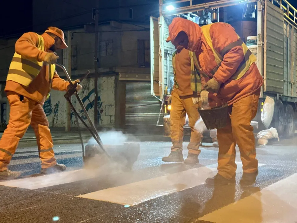 En esta etapa se demarcarán las sendas peatonales de las calles de mayor tránsito. Foto: Municipalidad de Cipolletti.