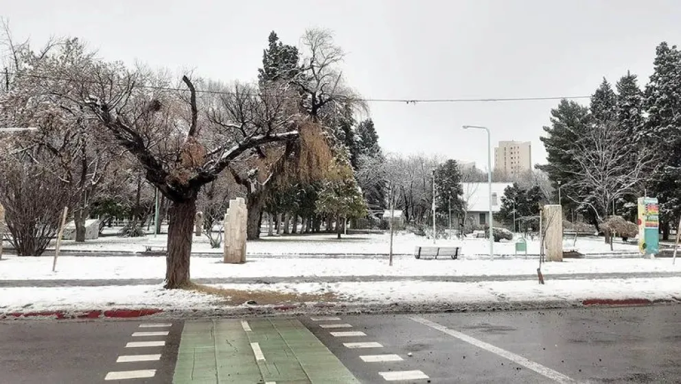 Una postal que puede repetirse: el pronóstico adelanta una posible nevada en Cipolletti. Foto: archivo.