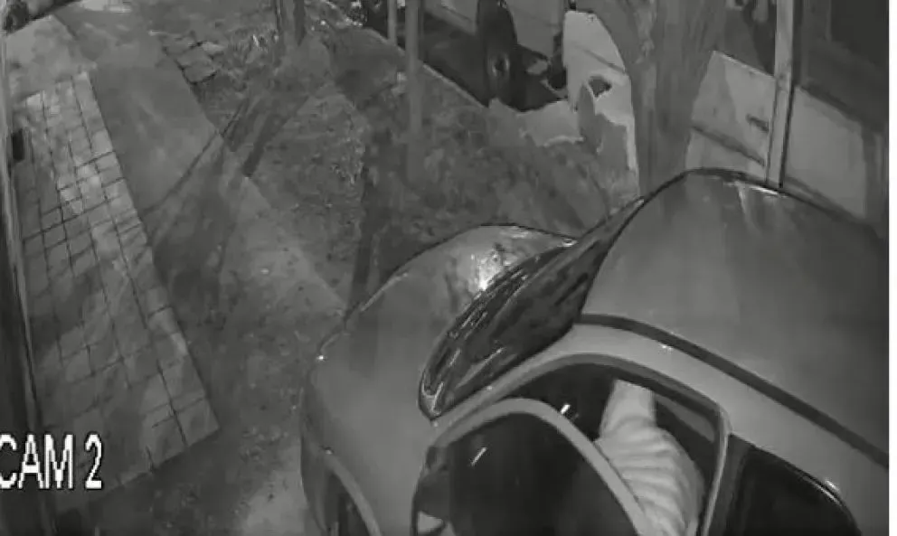 El auto violentado en Lisandro de la Torre. El intento de robo quedó registrado en video. Foto (ANR)