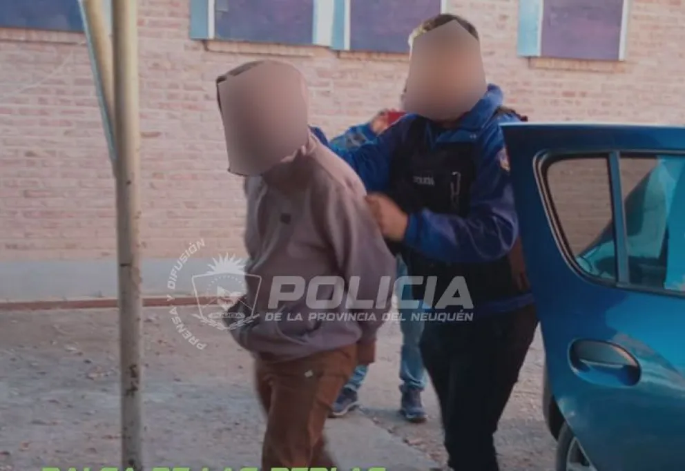 El sospechoso fue detenido cuando intentaba cruzar por el puente Lembeye. Foto: Policía de Neuquén.