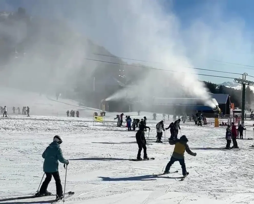 Fabricación de nieve para garantizar la apertura del cerro Catedral