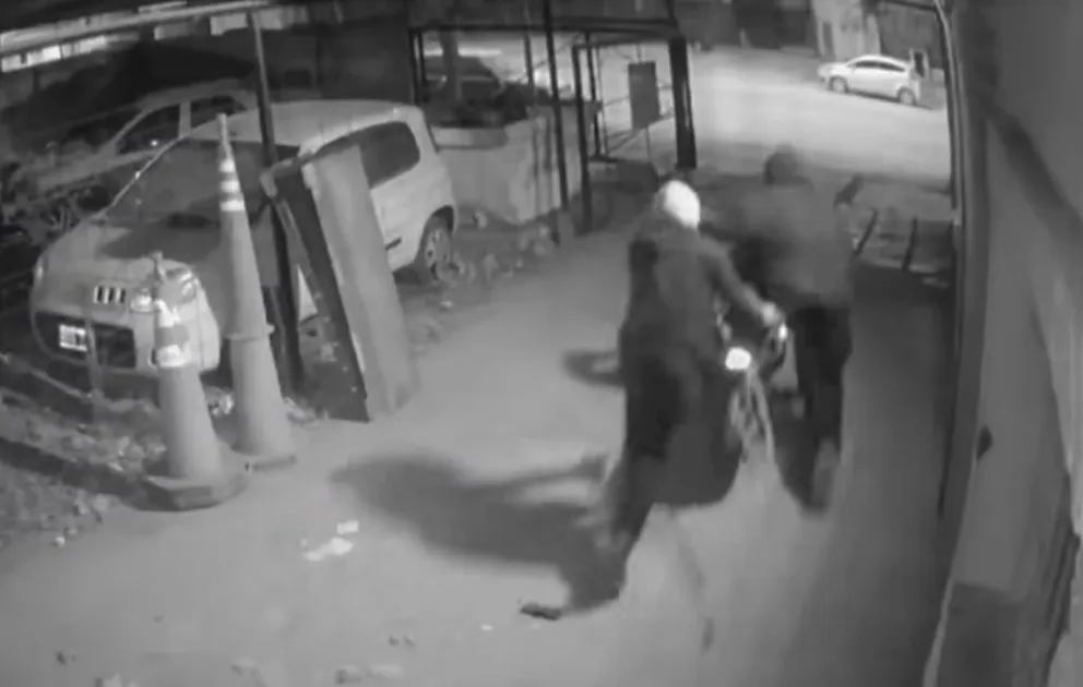 Los delincuentes ingresaron por un portón lateral y se apoderaron del vehículo. Foto: gentileza Catriel25.