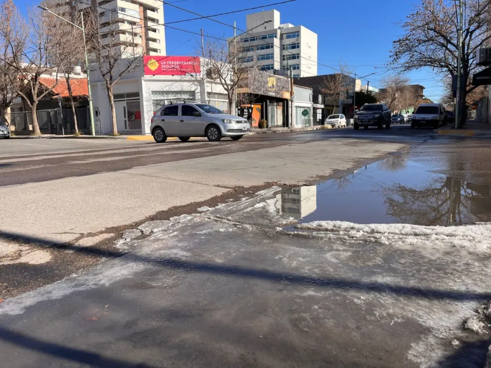 La sal que colocó la Municipalidad permitió que el agua no llegue a congelarse. (Fotos Cipo360)
