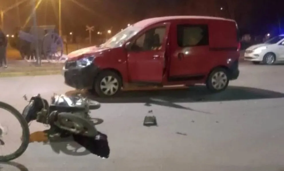 El hombre circulaba en una moto que impactó contra un utilitario. (Foto gentileza)