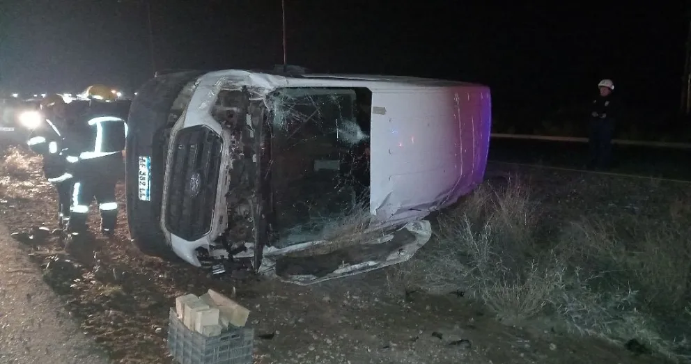 El conductor no vio la rotonda y terminó volcando al costado de la ruta 51. Foto: gentileza Centenario Digital.