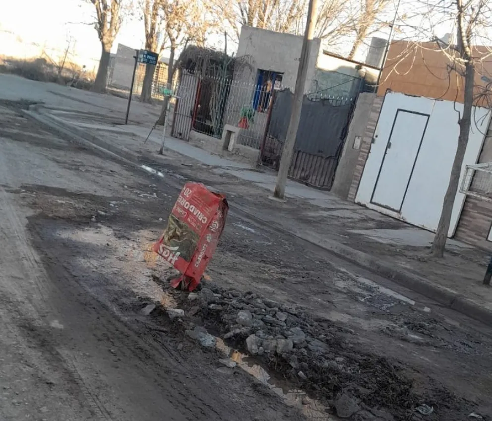 Los vecinos de la calle El Bolsón, en el Anai Mapu, molestos por la cañería rota. Foto: gentileza.