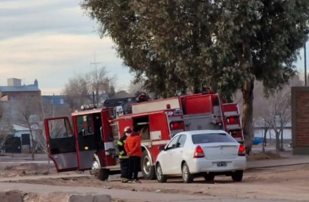 Los presos prendieron fuego a colchones y otros materiales inflamables. Los bomberos tuvieron que apagar el incendio. Foto: gentileza Cutral Co al instante.