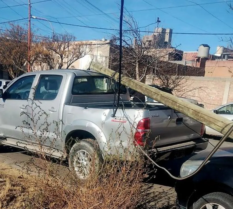 El poste cayó sobre la camioneta Toyota que estaba estacionada. Foto: gentileza Miguel Parra.