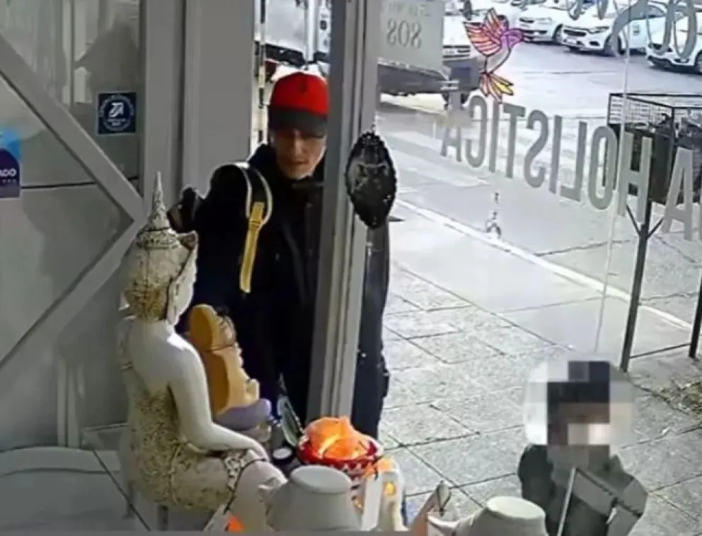Con un gorro rojo y a cara descubierta, la imagen preocupa. No hay datos de si el ladrón es el padre de los niños o si existe otra relación.