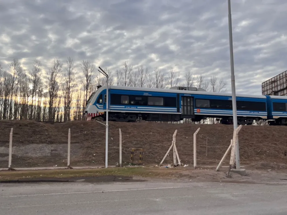 Por el momento sólo funciona un servicio por la mañana para partir y llegar a Cipolletti. (Foto Cipo360)