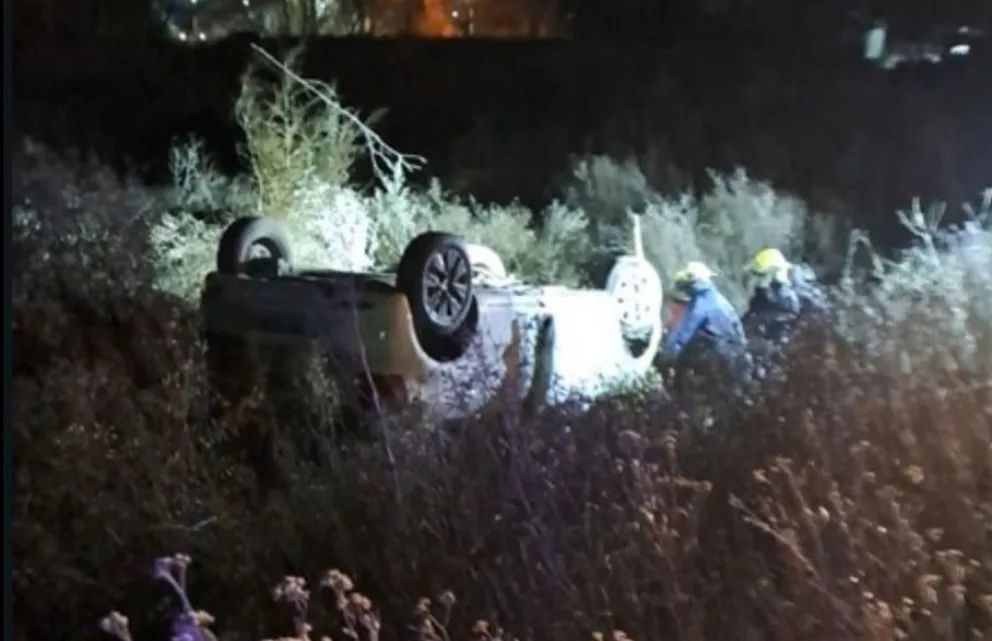 Según dijeron algunos testigos, el conductor pudo salir por sus propios medios. Foto: gentileza radio Seny.