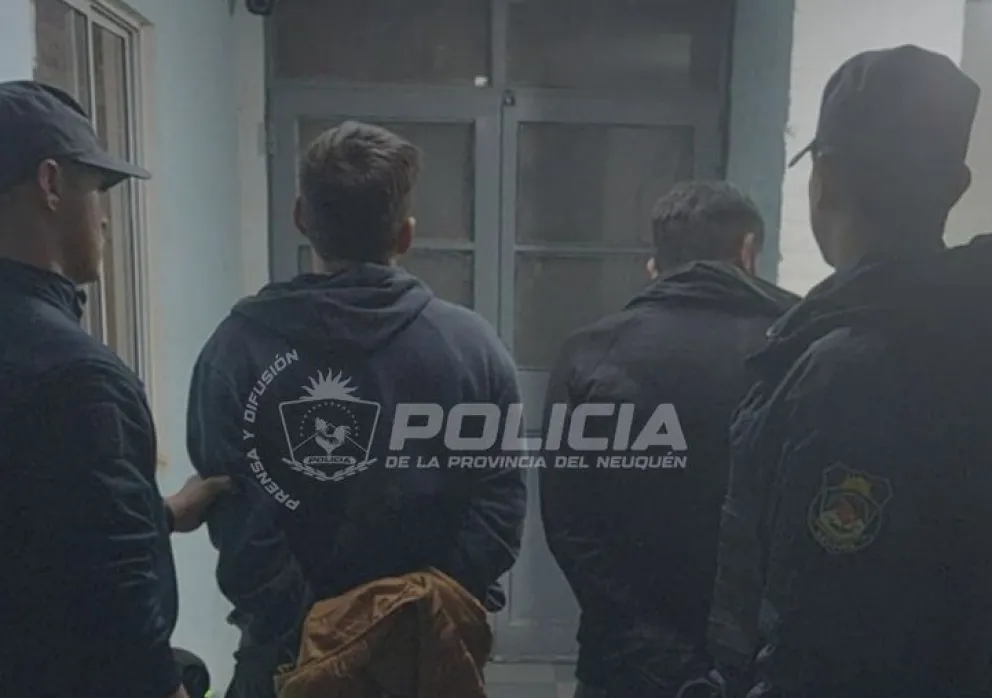 Sospechosos: circulaban en contramano, con una moto robada y con un arma "tumbera" escondida abajo del asiento. Uno de ellos tenía "prisión domiciliaria". Foto: Policía de Neuquén