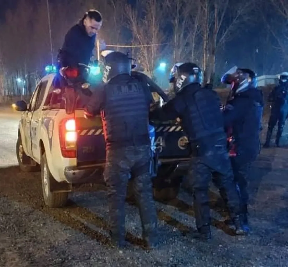 El adolescente circulaba en una moto sin patente, sin papeles y con el tambor de arranque destruido. Minutos después el sistema confirmó que había sido robada horas antes. Foto: gentileza Miguel Parra.