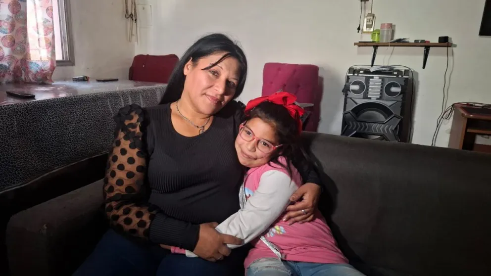 La estadía en Buenos Aires se extenderá por al menos dos semanas más, tiempo en el que madre e hija se alojan solas, sin más recursos que la solidaridad de quienes puedan ayudar. | Foto Daniela Luján para Cipo360