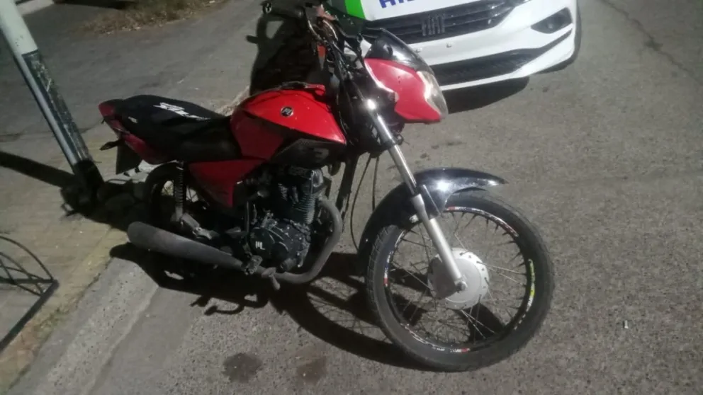 La moto tenía una prohibición de circulación y fue retenida por personal policial. Foto: Policía de Río Negro.