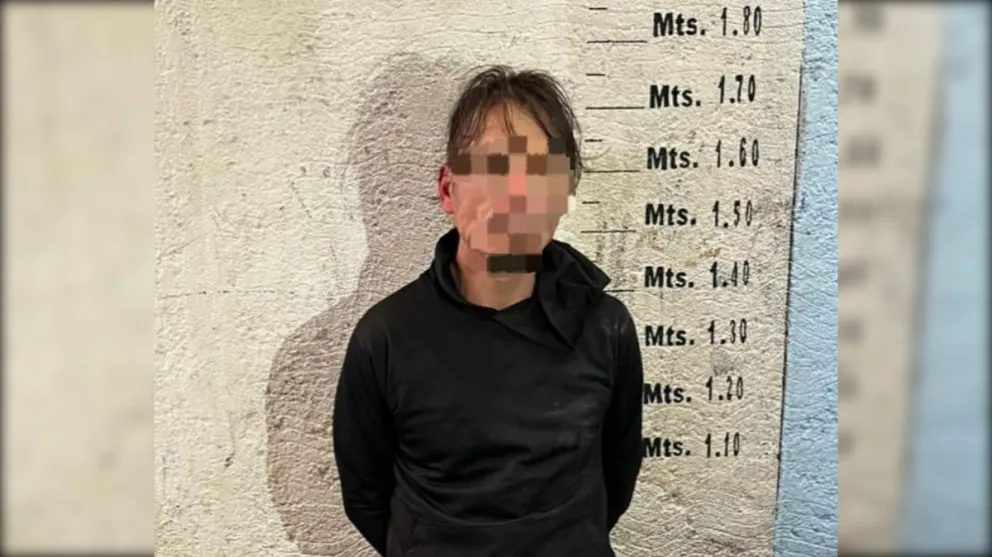 El sujeto forzó el portón de acceso y accedió al patio de la vivienda. Una oportuna llamada al 911 permitió su detención. Foto: Policía Río Negro.