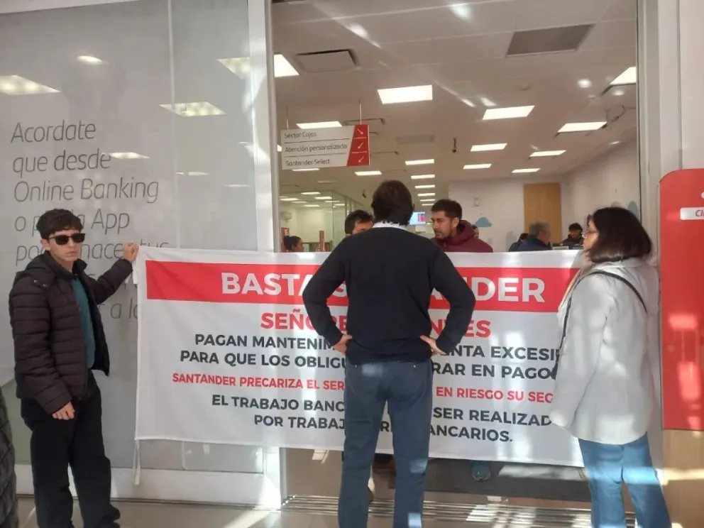 La medida de fuerza que se realizó en la sucursal de Roca el martes. (Foto ANRoca)