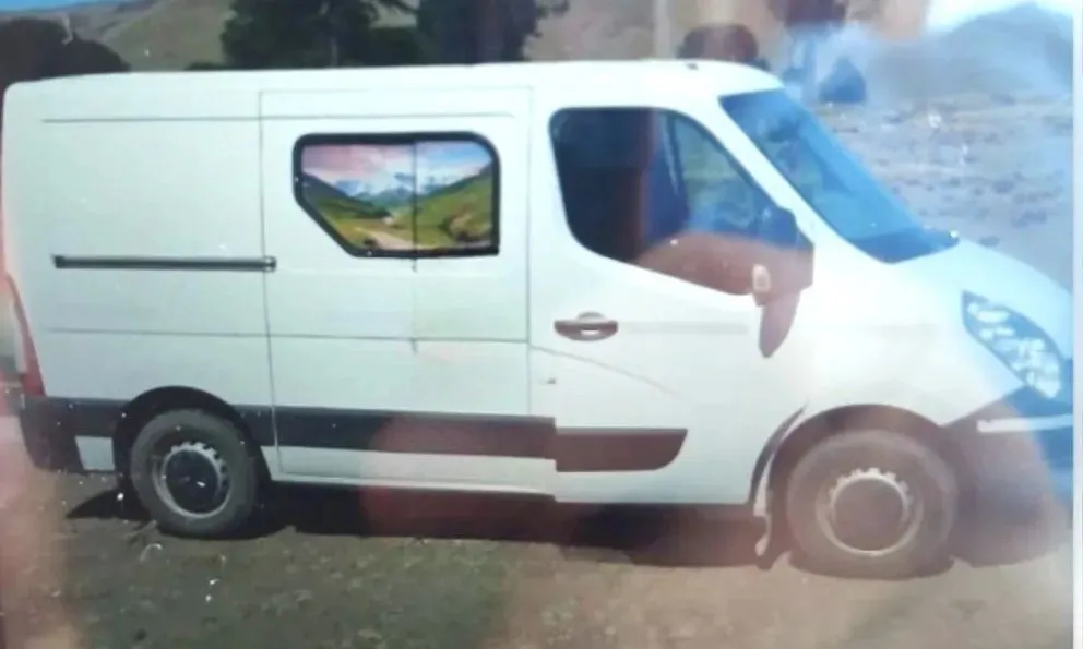Esta es la camioneta Fiat Ducato robada en Stefenelli. Tiene un vinilo de un paisaje en el vidrio lateral. Foto (Gentileza).
