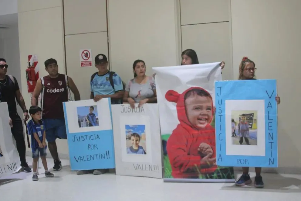 Carteles y fotos en el reclamo de justicia por Valentín Mercado Toledo, en una de las primeras audiencias. Foto (Tania Domenicucci-ANR)